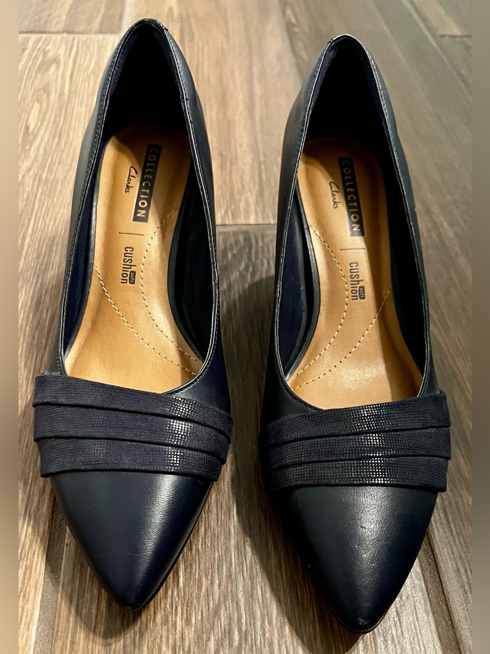 Clarks Cushion Soft Collection Pumps in Navy (Size 8)